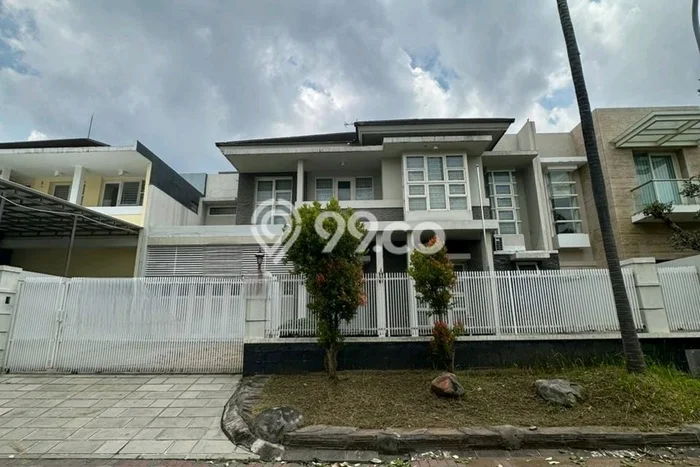 Rumah Luxury Modern Tanpa Renovasi di Keputih Surabaya Rumah Luxury Modern Tanpa Renovasi di Keputih Surabaya