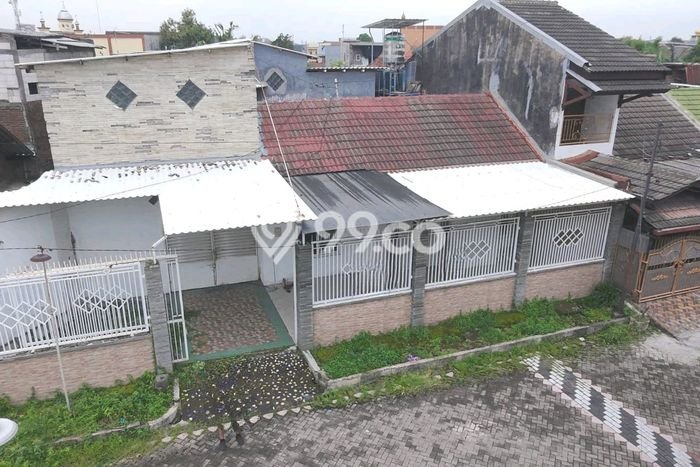 Rumah Modern 3 Kamar LT 195m2 di Wadungasri Rumah Modern 3 Kamar LT 195m2 di Wadungasri