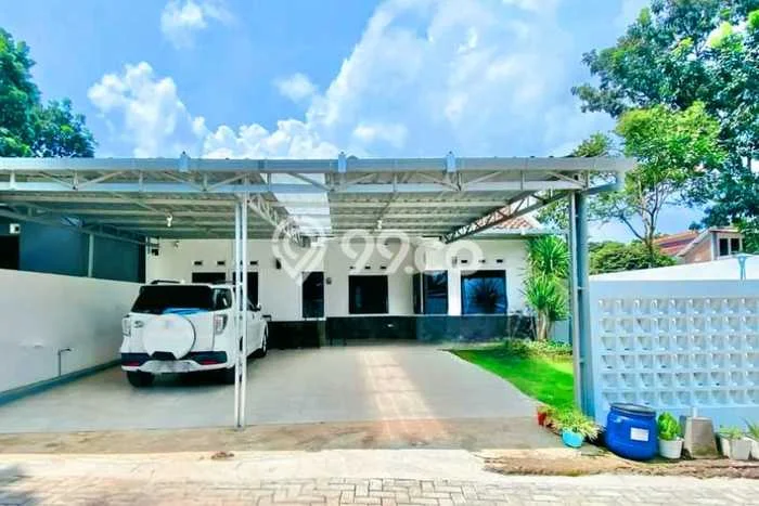 PROPERTI UNGGULAN! Rumah Strategis di , LT 231m2m² Bangunan 200m2m² PROPERTI UNGGULAN! Rumah Strategis di , LT 231m2m² Bangunan 200m2m²
