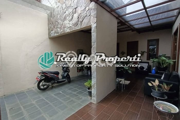 Ready to Use! Luxury House LT 298m2 Desain Elegan di Jatimakmur Ready to Use! Luxury House LT 298m2 Desain Elegan di Jatimakmur