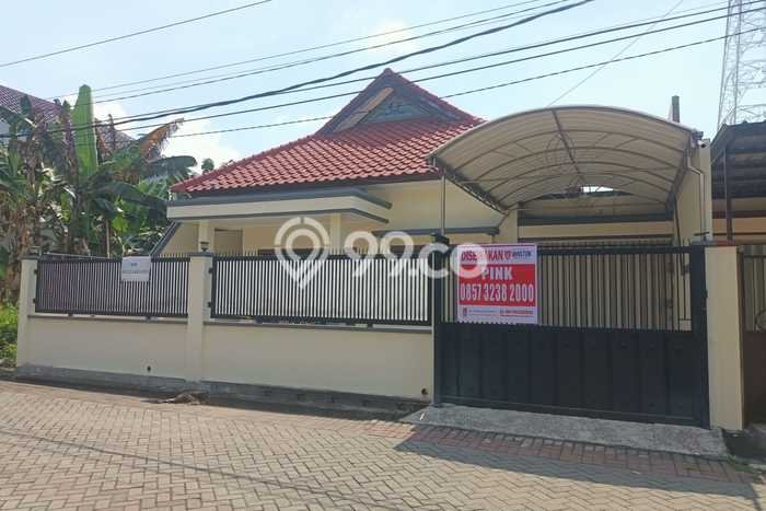 Sewa Rumah Murah di Pakuwon Indah Surabaya Punya 3 KT Sewa Rumah Murah di Pakuwon Indah Surabaya Punya 3 KT
