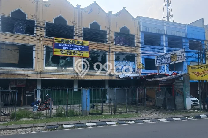 Unit Ruko Paling Strategis di Cibinong Bogor dengan LB 200m2 Unit Ruko Paling Strategis di Cibinong Bogor dengan LB 200m2