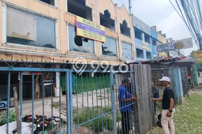 Unit Ruko Paling Strategis di Cibinong Bogor dengan LB 200m2 Unit Ruko Paling Strategis di Cibinong Bogor dengan LB 200m2