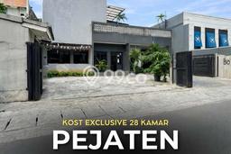 Ready to Use! Premium House LT 897m2 Desain Elegan di Pejaten Ready to Use! Premium House LT 897m2 Desain Elegan di Pejaten