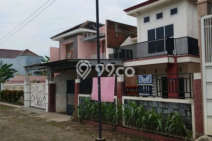 For Sale Rumah 4 Kamar Lokasi Ideal Bagus dan Strategis di Patrang For Sale Rumah 4 Kamar Lokasi Ideal Bagus dan Strategis di Patrang