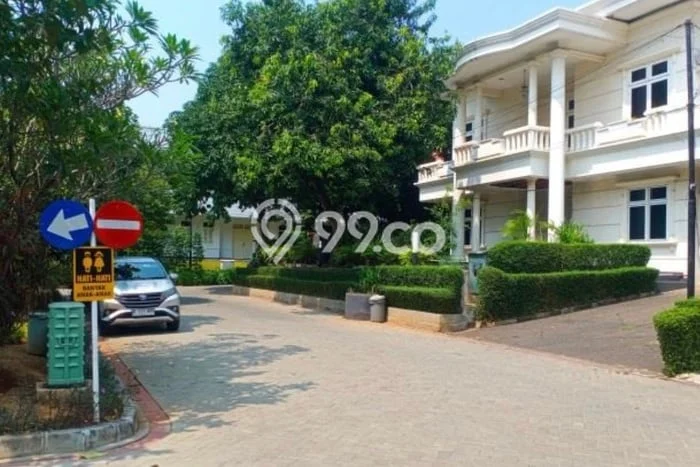 Jual Rumah Mewah Megah Dengan View Eksklusif di Pangkalan Jati, Depok Jual Rumah Mewah Megah Dengan View Eksklusif di Pangkalan Jati, Depok