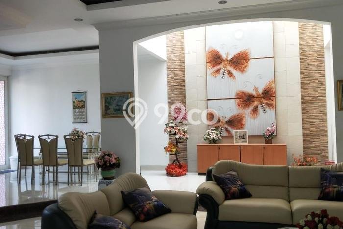 Rumah Eksklusif Siap Huni LT 319m2 di Kebon Jeruk, Jakarta Barat Rumah Eksklusif Siap Huni LT 319m2 di Kebon Jeruk, Jakarta Barat