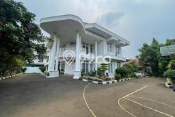 For Sale! Premium House LT 4200m2 Desain Elegan di Jatiwaringin For Sale! Premium House LT 4200m2 Desain Elegan di Jatiwaringin