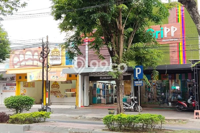 Area Ramai! Ruko Dijual di Banyuwangi untuk Bisnis Luas Bangunan 400m2 Area Ramai! Ruko Dijual di Banyuwangi untuk Bisnis Luas Bangunan 400m2