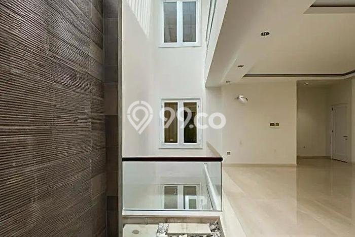 Rumah Mewah LB 450m2 Siap Pakai Desain Elegan di Puri Indah, Jakarta Barat Rumah Mewah LB 450m2 Siap Pakai Desain Elegan di Puri Indah, Jakarta Barat