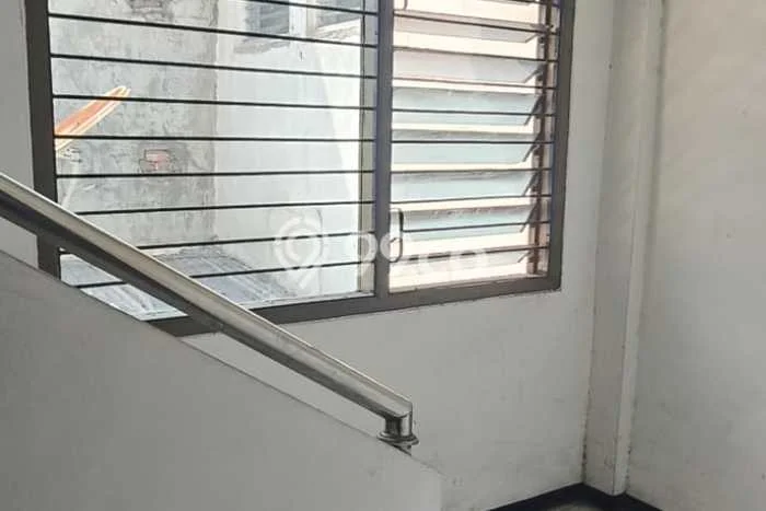 Unit Ruko Dijual di Surabaya LT 108m2 & LB 324m2 Unit Ruko Dijual di Surabaya LT 108m2 & LB 324m2