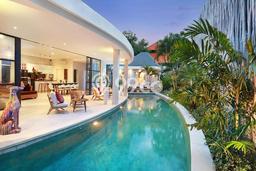 Hunian Modern dengan LT 600m2 & LB 300m2 Dikontrakkan di Seminyak Hunian Modern dengan LT 600m2 & LB 300m2 Dikontrakkan di Seminyak