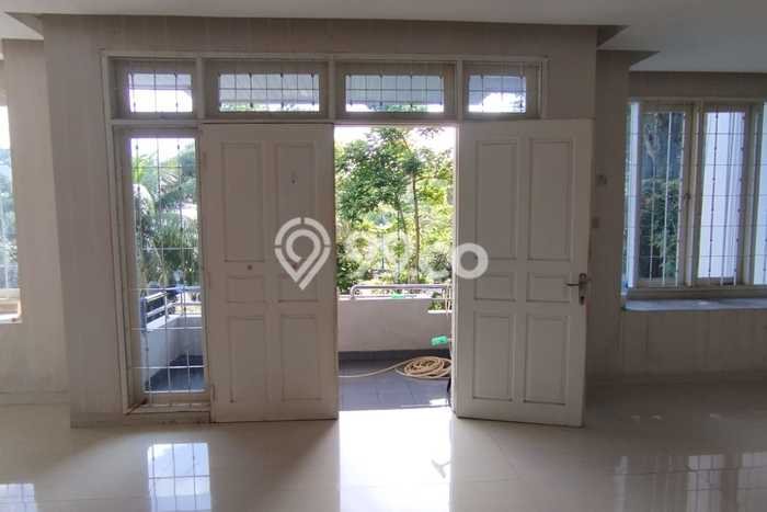 Ready to Use! Premium House LT 200m2 Desain Elegan di Intercon Ready to Use! Premium House LT 200m2 Desain Elegan di Intercon
