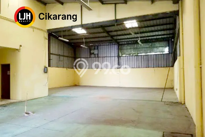 Disewakan Gudang di Kawasan Ramai Jababeka Luas 400m2 Disewakan Gudang di Kawasan Ramai Jababeka Luas 400m2