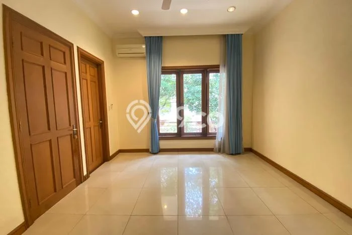 Sewa Rumah Nyaman LT 700m2 / LB 600m2 di Pondok Indah, Jakarta Selatan Sewa Rumah Nyaman LT 700m2 / LB 600m2 di Pondok Indah, Jakarta Selatan