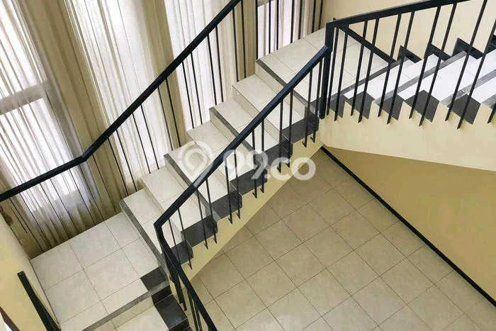Rumah Elit Modern Tanpa Renovasi di Pakuwon City Surabaya Rumah Elit Modern Tanpa Renovasi di Pakuwon City Surabaya
