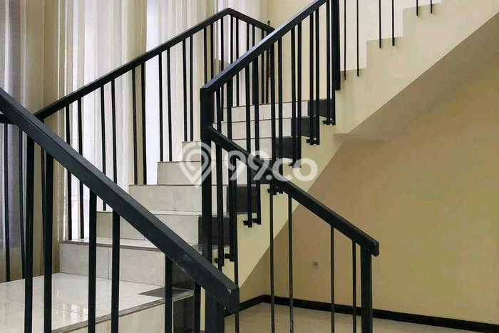 Rumah Elit Modern Tanpa Renovasi di Pakuwon City Surabaya Rumah Elit Modern Tanpa Renovasi di Pakuwon City Surabaya