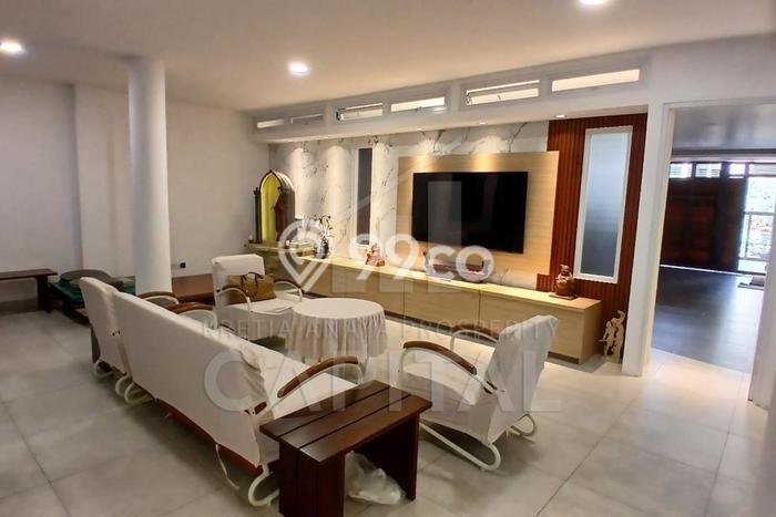 Ready to Use! Luxury House LT 242m2 Desain Elegan di Soekarno Hatta Ready to Use! Luxury House LT 242m2 Desain Elegan di Soekarno Hatta