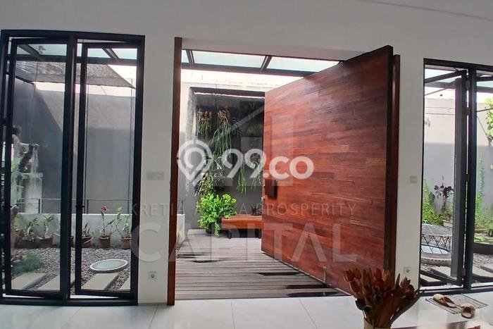 Ready to Use! Luxury House LT 242m2 Desain Elegan di Soekarno Hatta Ready to Use! Luxury House LT 242m2 Desain Elegan di Soekarno Hatta