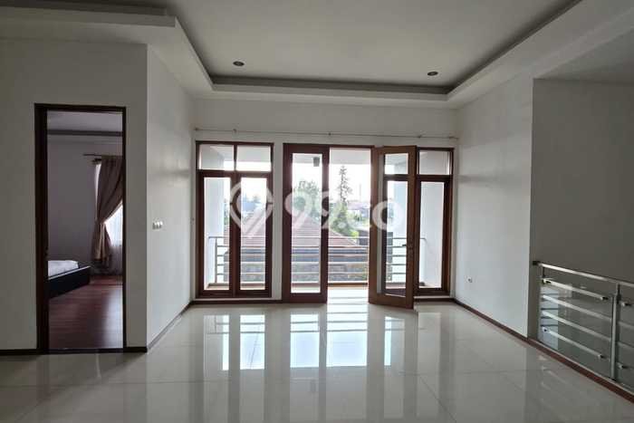 Siap Huni Rumah Mewah 5 Kamar di Cidadap Dekat ke Mana Pun Siap Huni Rumah Mewah 5 Kamar di Cidadap Dekat ke Mana Pun