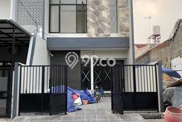 Hunian Cantik Modern Lb 120m2 di Rungkut, Surabaya Hunian Cantik Modern Lb 120m2 di Rungkut, Surabaya