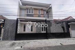 Ready to Use! Premium House LT 135m2 Desain Elegan di Sutorejo Ready to Use! Premium House LT 135m2 Desain Elegan di Sutorejo