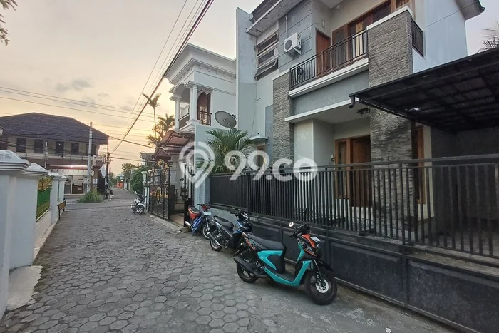 EXCLUSIVE OFFER! Rumah di Banguntapan, 3 KM, Area Premium, Luas 110m² LB 120m² EXCLUSIVE OFFER! Rumah di Banguntapan, 3 KM, Area Premium, Luas 110m² LB 120m²