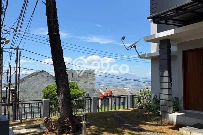 KESEMPATAN TERBAIK! Tersedia KPR Rumah Modern di Cilengkrang, Bandung, LT 215m² Bangunan 200m² KESEMPATAN TERBAIK! Tersedia KPR Rumah Modern di Cilengkrang, Bandung, LT 215m² Bangunan 200m²