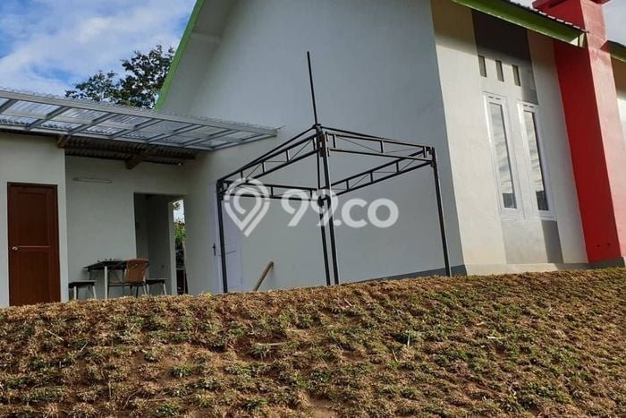 Jual Rumah Bagus Siap Huni LB 200m2 di Jenawi, Karanganyar Jual Rumah Bagus Siap Huni LB 200m2 di Jenawi, Karanganyar