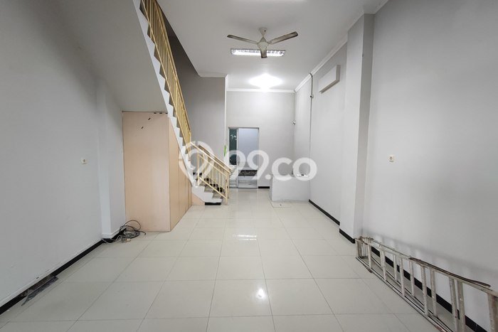 Ruko di Banyumanik, Luas 162m2m², Kawasan Strategis, Siap Operasi Ruko di Banyumanik, Luas 162m2m², Kawasan Strategis, Siap Operasi