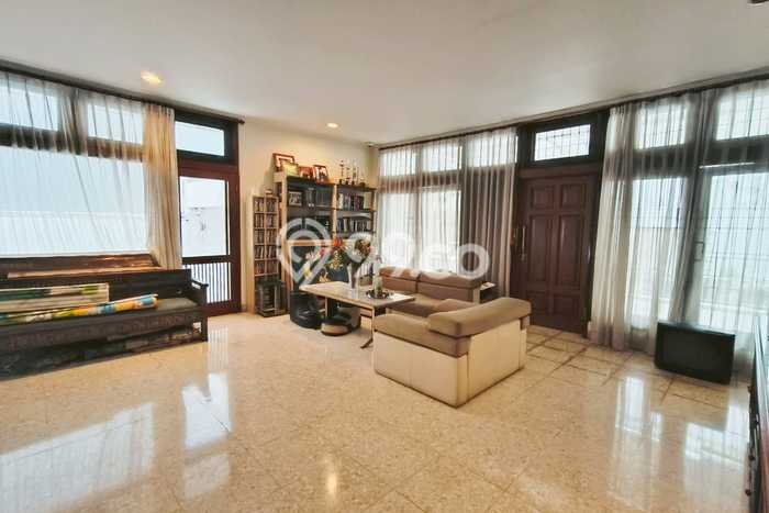 Ready to Use! Luxury House LT 324m2 Desain Elegan di Tomang Ready to Use! Luxury House LT 324m2 Desain Elegan di Tomang