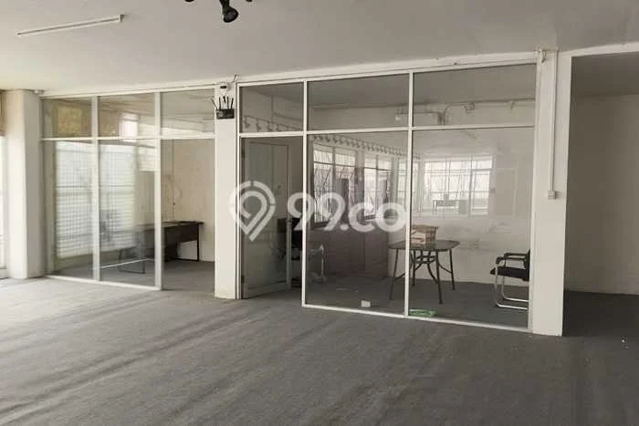 Disewakan Kantor komersial di Genteng luas bangunan 2500m2 Disewakan Kantor komersial di Genteng luas bangunan 2500m2