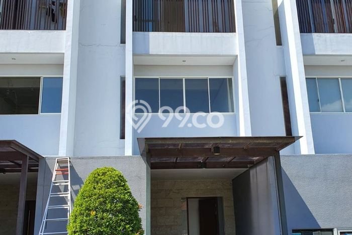 Ruko Dijual di Surabaya LT 121m2 & LB 271m2 Lokasi Terbaik! Ruko Dijual di Surabaya LT 121m2 & LB 271m2 Lokasi Terbaik!