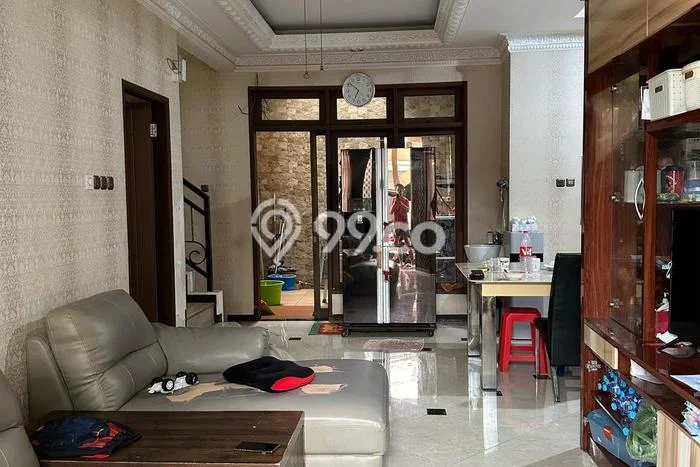 Rumah Strategis Modern Lb 180m2 di Wiyung, Surabaya Rumah Strategis Modern Lb 180m2 di Wiyung, Surabaya