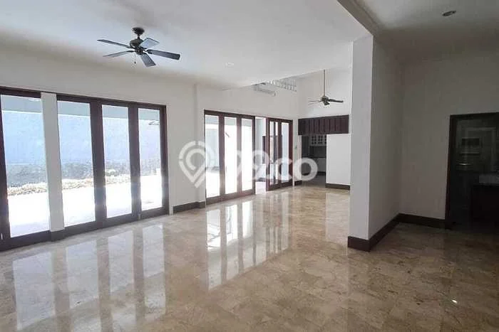 Lokasi strategis! Rumah siap huni dikontrakkan di Kebayoran Baru LB 600m2 Lokasi strategis! Rumah siap huni dikontrakkan di Kebayoran Baru LB 600m2
