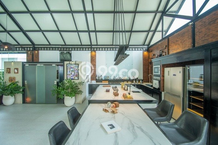 Ready to Use! Luxury House LT 1000m2 Desain Elegan di Kerobokan Ready to Use! Luxury House LT 1000m2 Desain Elegan di Kerobokan