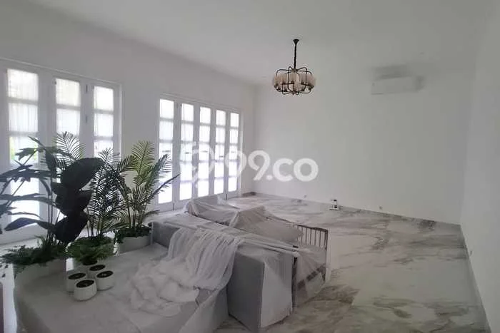 Disewakan! Rumah 5 Kamar Tidur &
5 Kamar Mandi di Prapanca, Jakarta Selatan Disewakan! Rumah 5 Kamar Tidur &
5 Kamar Mandi di Prapanca, Jakarta Selatan