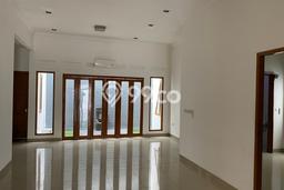 Lokasi strategis! Rumah siap pakai disewakan di Mampang Prapatan LB 180m2 Lokasi strategis! Rumah siap pakai disewakan di Mampang Prapatan LB 180m2