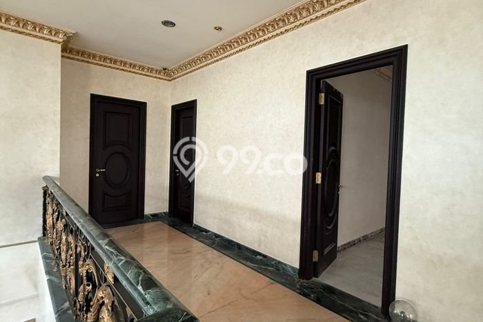 Rumah Mewah LB 400m2 Siap Pakai Desain Elegan di Dharma Husada, Surabaya Rumah Mewah LB 400m2 Siap Pakai Desain Elegan di Dharma Husada, Surabaya