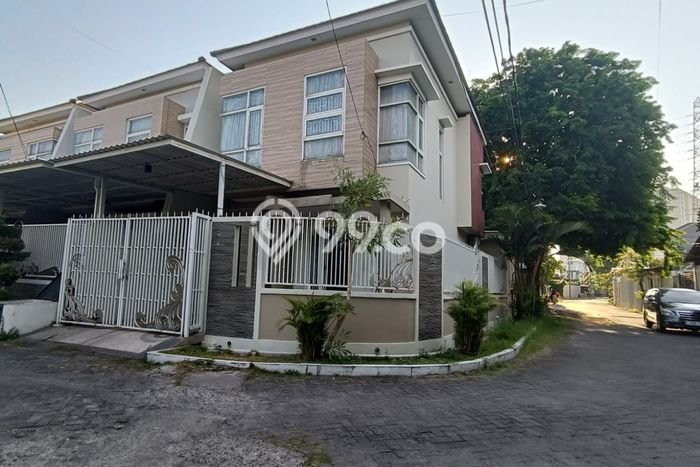 Dijual Hunian Rumah Terawat 4 KT di Manyar, Surabaya Dijual Hunian Rumah Terawat 4 KT di Manyar, Surabaya