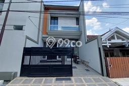 Dijual Rumah 5 Kamar Lokasi Ideal Bagus dan Strategis di Rungkut Dijual Rumah 5 Kamar Lokasi Ideal Bagus dan Strategis di Rungkut