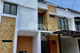 For Sale Hunian Rumah Terawat 5 Kamar di Margonda, Depok For Sale Hunian Rumah Terawat 5 Kamar di Margonda, Depok