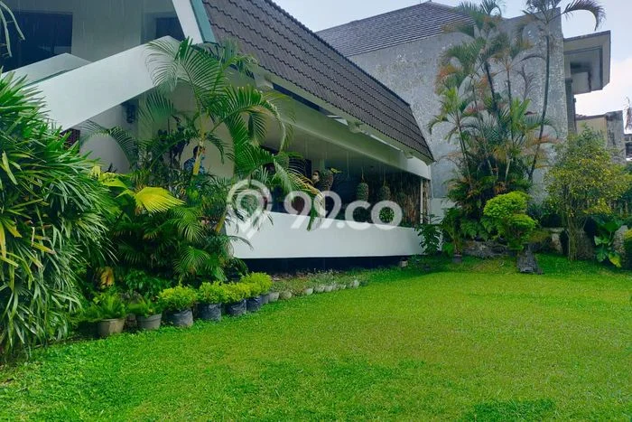 Ready to Use! Luxury House LT 742m2 Desain Elegan di Cipedes Ready to Use! Luxury House LT 742m2 Desain Elegan di Cipedes