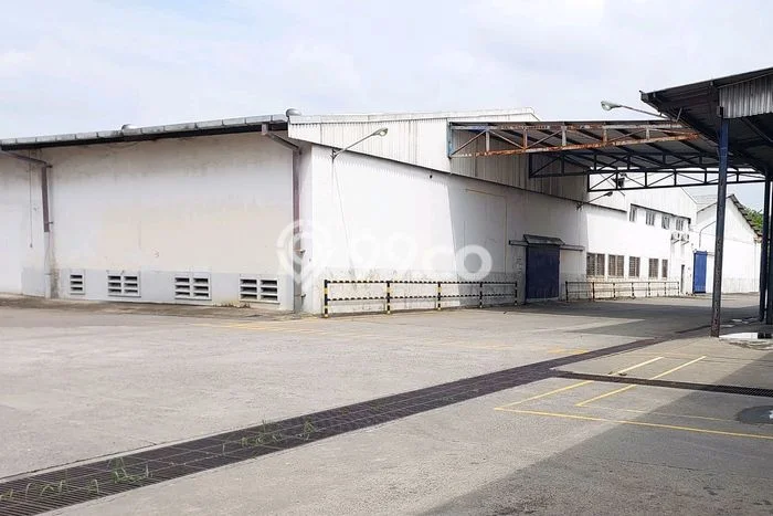 Gudang Disewa di Surabaya dengan LB 2376m2 Area Komersial Ramai Gudang Disewa di Surabaya dengan LB 2376m2 Area Komersial Ramai