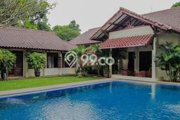 Rumah Modern 5 Kamar Terawat di Kompleks Cluster Lebak Bulus, Jakarta Selatan Rumah Modern 5 Kamar Terawat di Kompleks Cluster Lebak Bulus, Jakarta Selatan