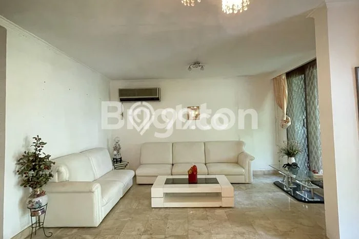 Disewakan Rumah Murah di Simprug Garden Jakarta Selatan dengan 5 KT Disewakan Rumah Murah di Simprug Garden Jakarta Selatan dengan 5 KT