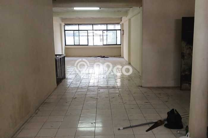 Ruko Disewa di Jakarta Barat dengan LB 300m2 Area Komersial Ramai Ruko Disewa di Jakarta Barat dengan LB 300m2 Area Komersial Ramai