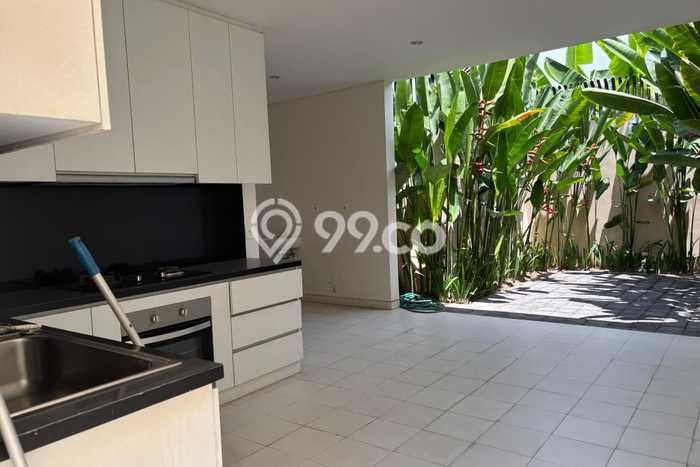 Vila Terawat Kawasan , Luas 585m2m², Lokasi Premium dengan akses mudah Vila Terawat Kawasan , Luas 585m2m², Lokasi Premium dengan akses mudah