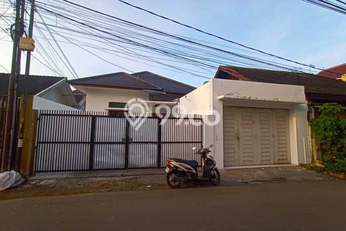 Rumah di Andir, 2 KM, Akses Mudah Pusat Kota, Luas 350m² Bangunan 300m² Rumah di Andir, 2 KM, Akses Mudah Pusat Kota, Luas 350m² Bangunan 300m²