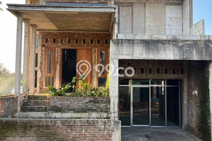 Rumah Lingkungan Asri di Kerjo, Karanganyar, LT 309m2m² LB 288m2m² Rumah Lingkungan Asri di Kerjo, Karanganyar, LT 309m2m² LB 288m2m²